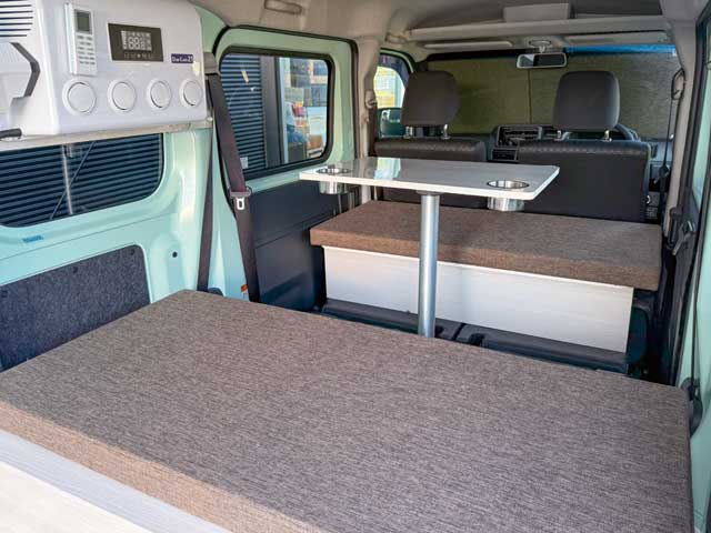 新たに採用された対座シート