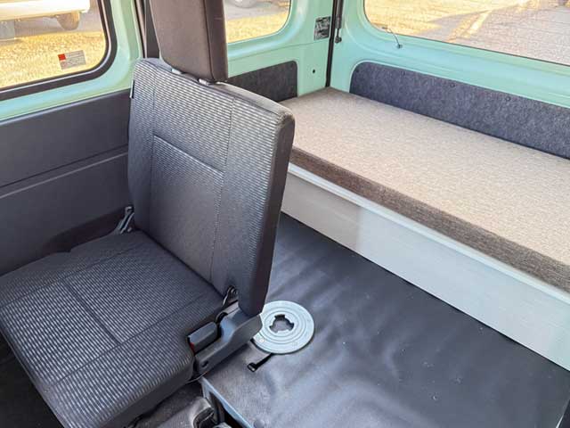 1脚ずつ展開できるセカンドシート