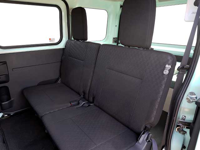 セカンドシートを展開すると乗車定員4名になります。