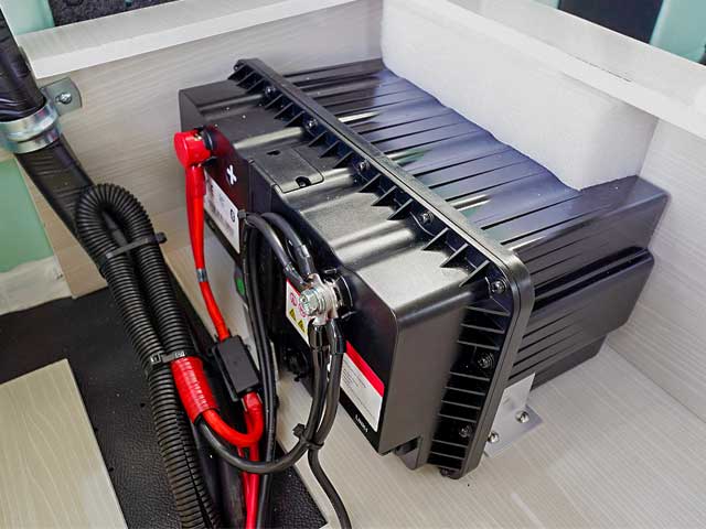 マット下に収納されている100Aのリチウムイオンバッテリー