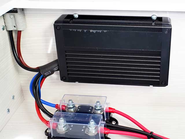 走行中に発電した電気を、こちらの充電器（40A）からバッテリーへ充電します。